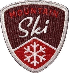 Mountain Ski Wintersport Aufnäher von Club of Heroes. Weinrot